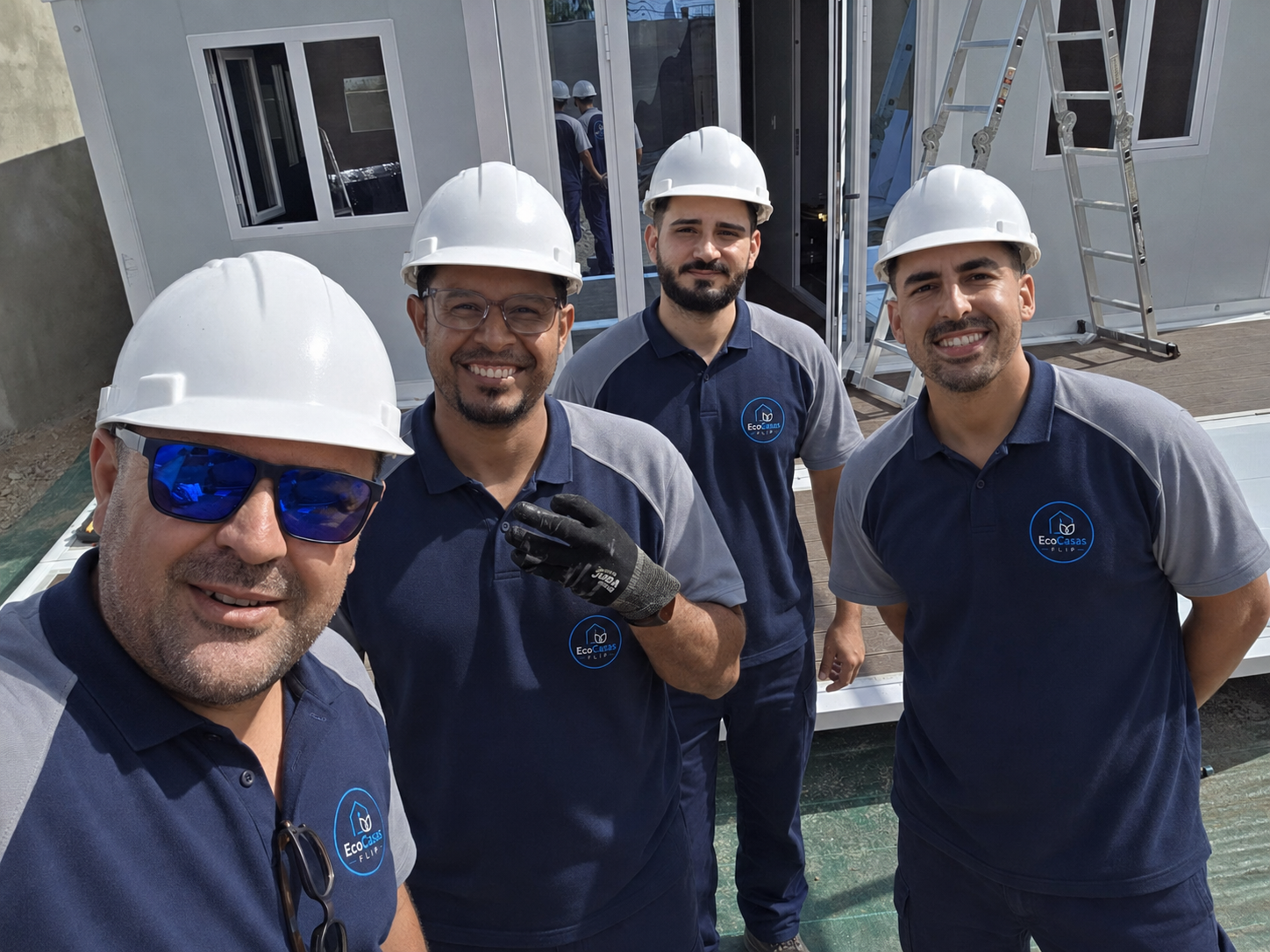 Equipo EcoCasas FLIP durante la instalación de una vivienda